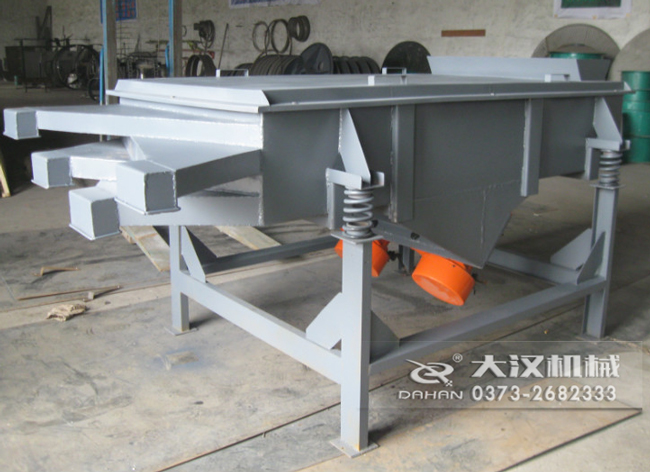 525型直线振动筛采用碳钢材质,有四个出料口可同时筛出5种不同的物料等级。