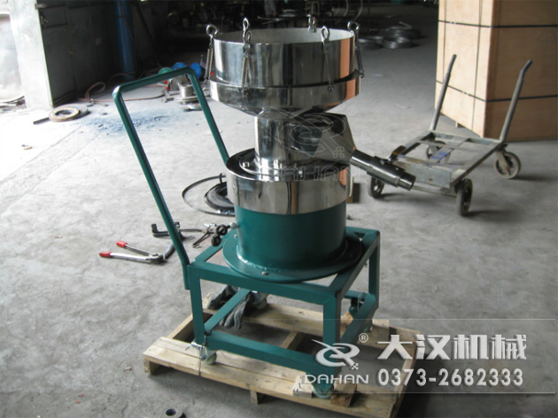 特殊制作的涂料振动筛 特殊制作的涂料振动筛-加装小推车装置,方便设备的移动。