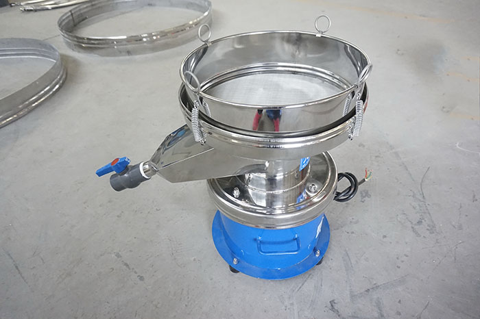 450过滤筛出料口处加装阀门装置,便于控制物料的出料量。