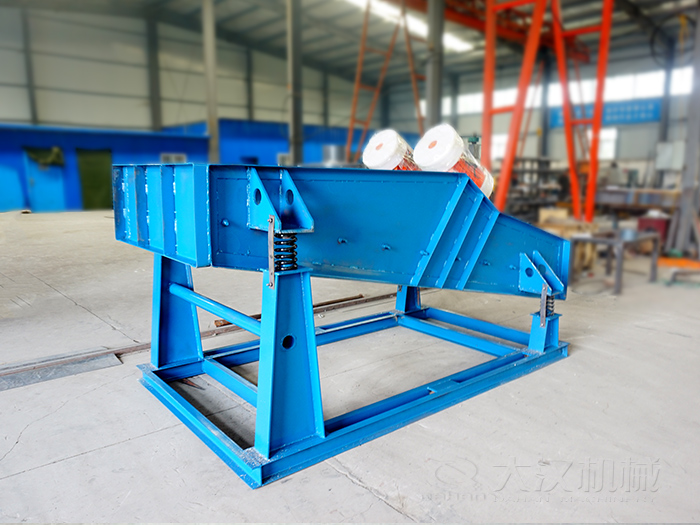 大型振动筛主要是用来筛分煤矿,矿石一些大型的筛分场地中。